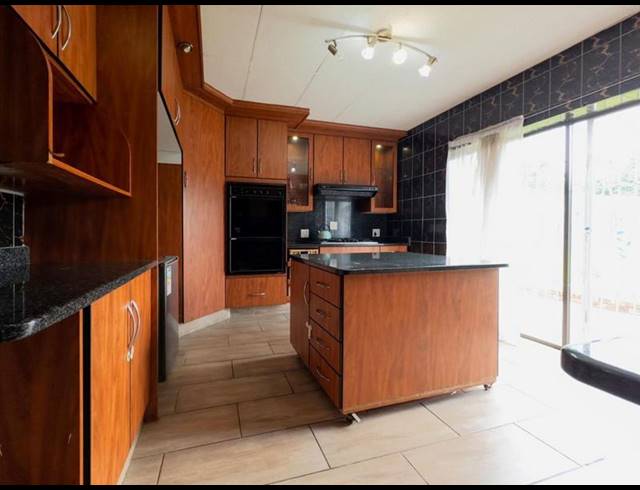 3 BEDROOM HOUSE FOR SALE IN KEMPTON PARK
